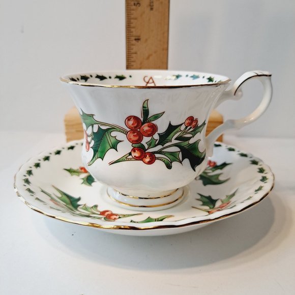 A Cup Of Christmas Tea Cup & Saucer Bone China Gold Trim Waldman House Tom Hegg - Picture 8 of 10